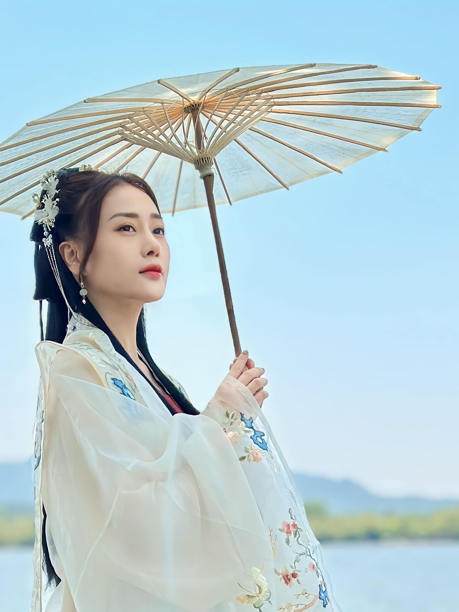Phương Oanh khoe vẻ 'sắc nước hương trời' trong loạt ảnh mới 3 Phương Oanh khoe vẻ 'sắc nước hương trời' trong loạt ảnh mới 3