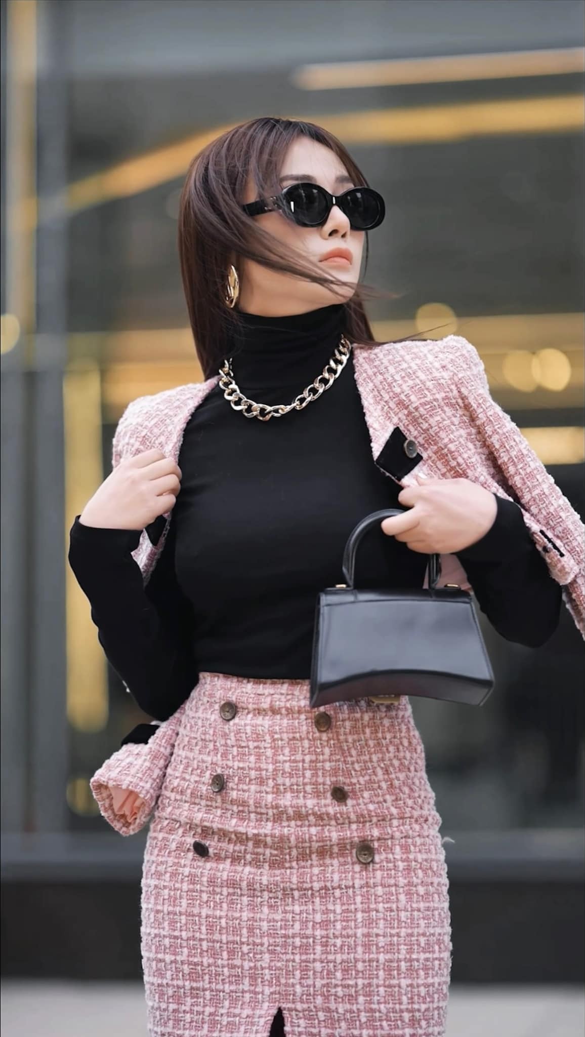 Phương Oanh xuống phố với túi xách Balenciaga Hourglass giá 1.890 USD