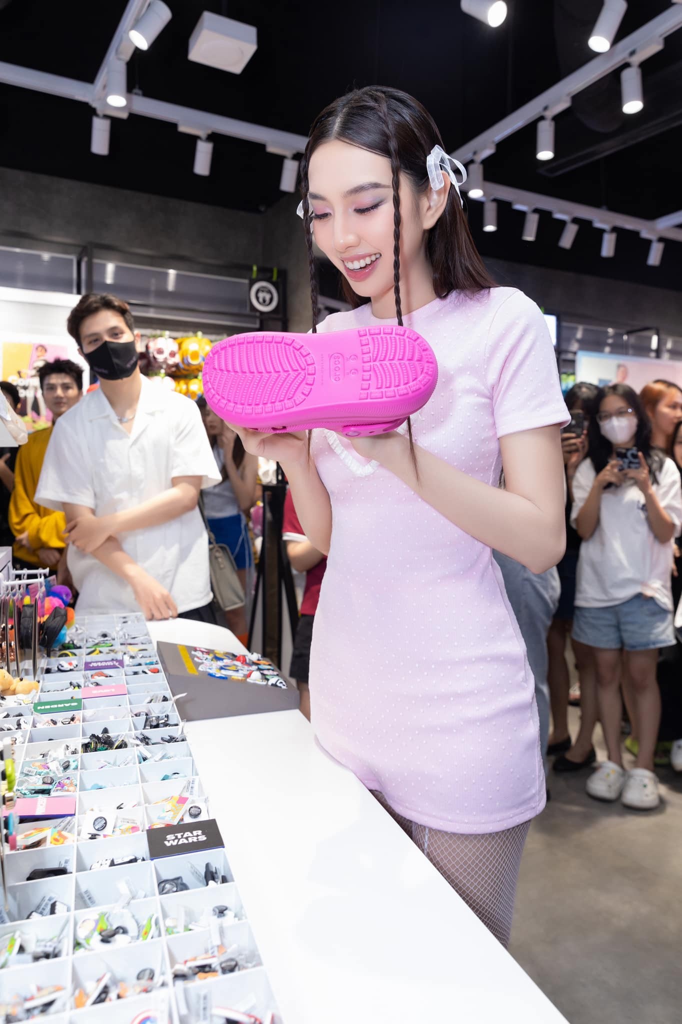 Video: CAM thường bắt trọn Thùy Tiên dự sự kiện, nhan sắc đỉnh cỡ nào mà gây sốt? - Ảnh 2