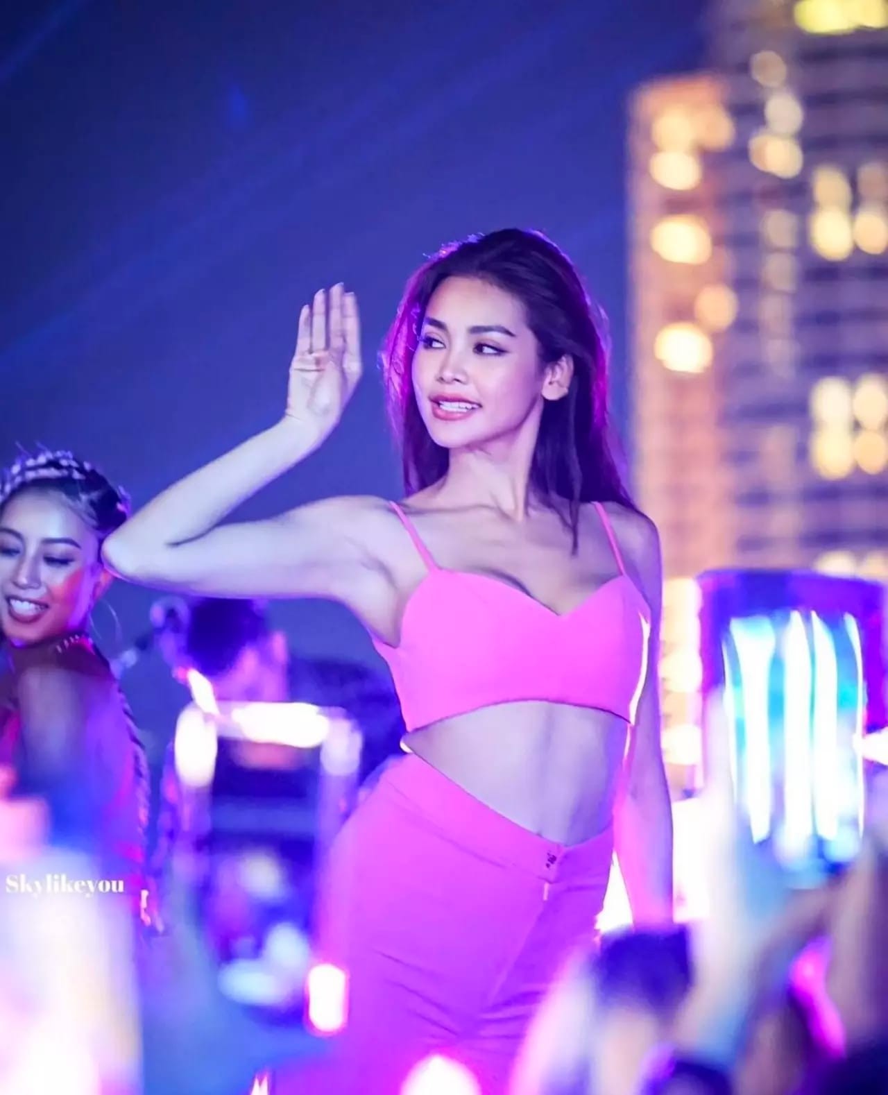 Engfa từng gây tranh cãi vì thực hiện những động tác uốn éo tại một đêm nhạc