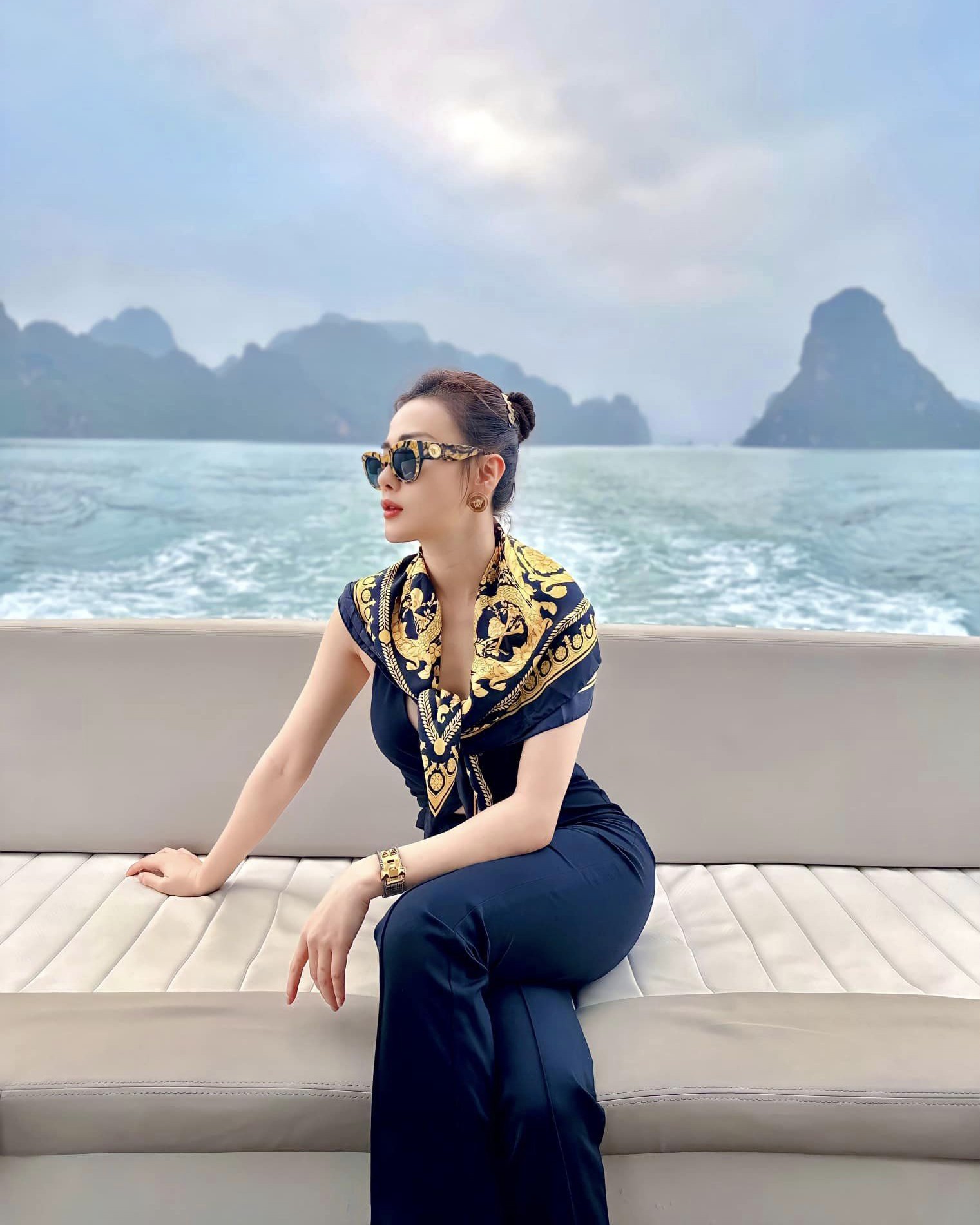 Tạo hình sặc mùi tiền của Phương Oanh khi thả dáng trên du thuyền ở Hạ Long