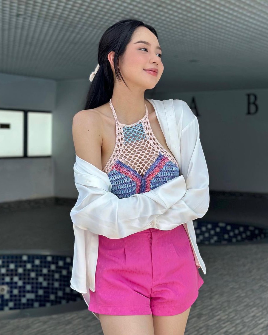 Thanh Thủy lăng xê áo lưới cổ yếm trễ nải diện theo phong cách không nội y