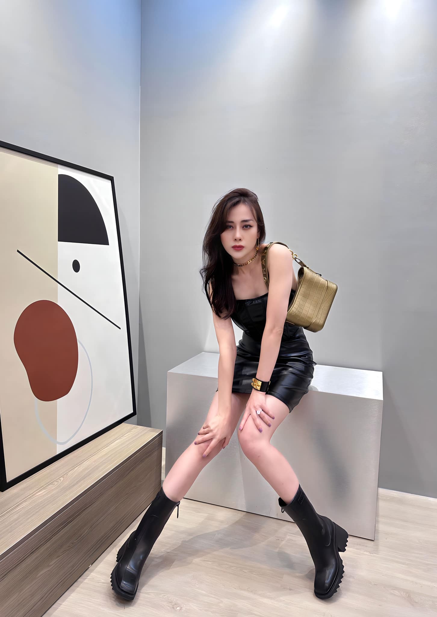 Phương Oanh khoe khí chất chuẩn tổng tài, nhưng dòng trạng thái mới gây chú ý 3 Phương Oanh khoe khí chất chuẩn tổng tài, nhưng dòng trạng thái mới gây chú ý 3