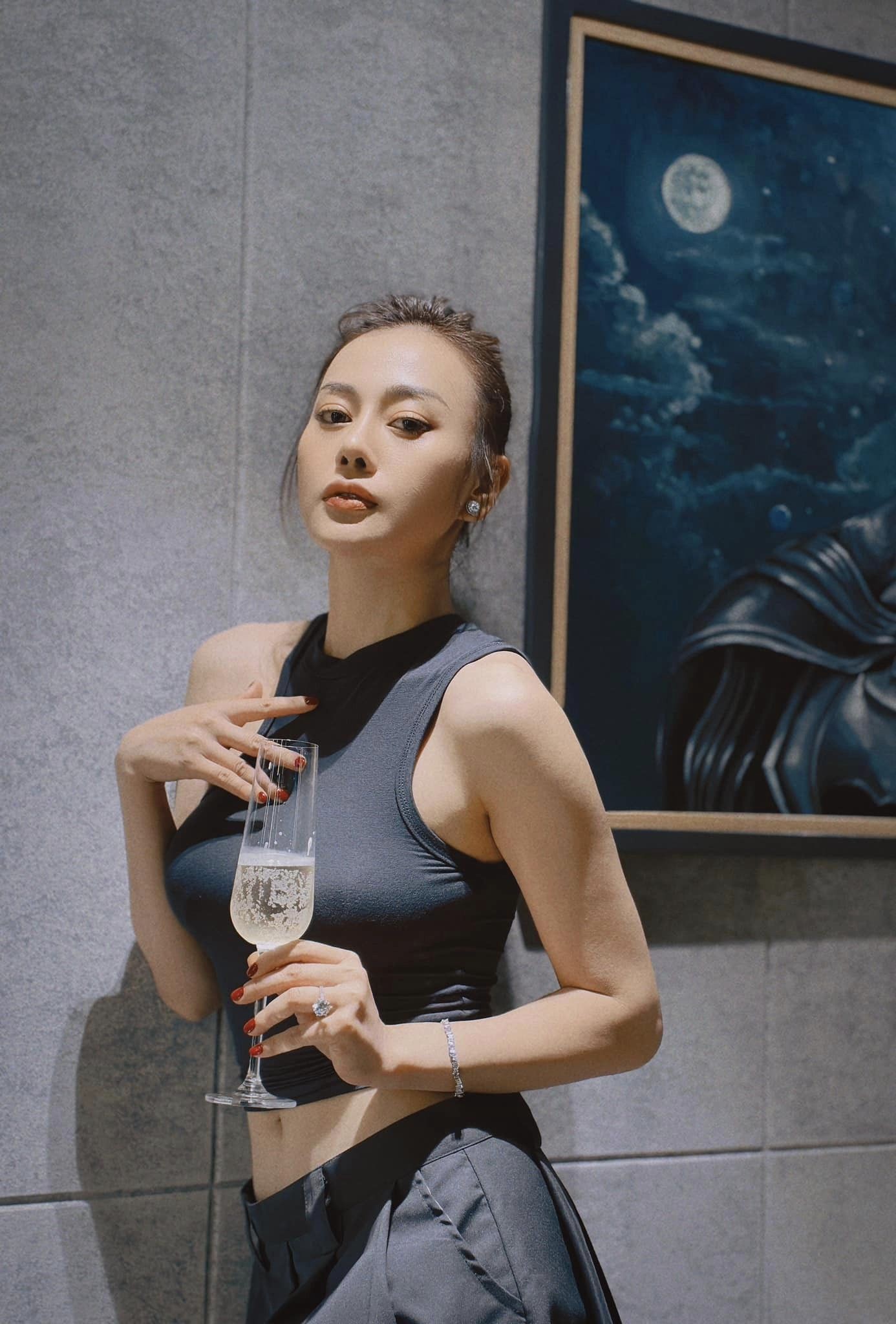 Phương Oanh khoe khí chất chuẩn tổng tài, nhưng dòng trạng thái mới gây chú ý 1 Phương Oanh khoe khí chất chuẩn tổng tài, nhưng dòng trạng thái mới gây chú ý 1