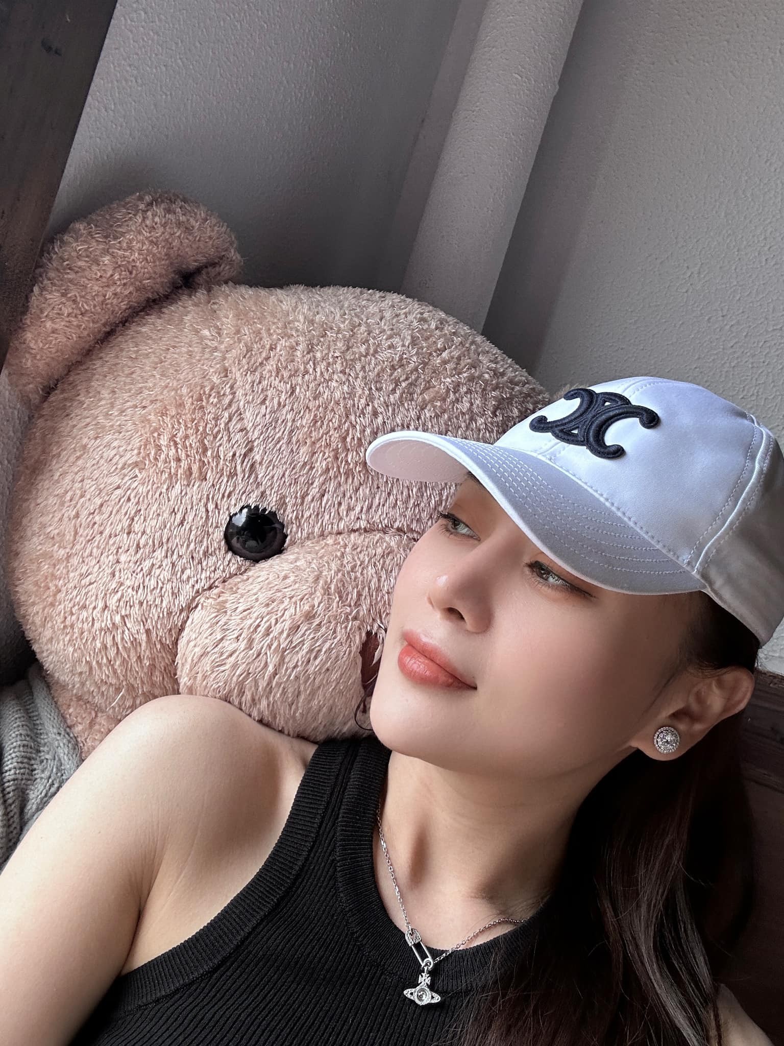 Phương Oanh chia sẻ hình ảnh thảnh thơi tại quán xá, góc nghiêng thần thánh khiến bao người thần thánh