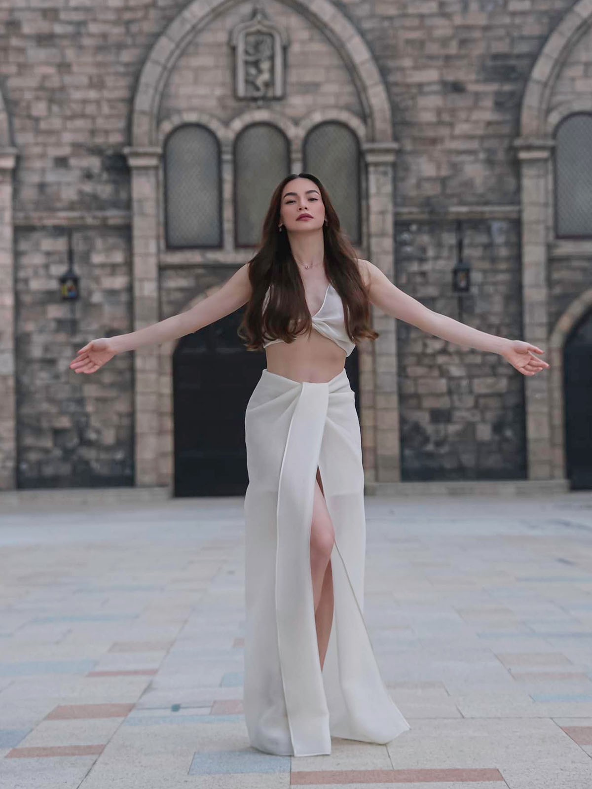 Hồ Ngọc Hà chọn nội y đồng màu trang phục ngoài nhằm tạo nên tổng thể an toàn nhưng vẫn 'chặt chém'