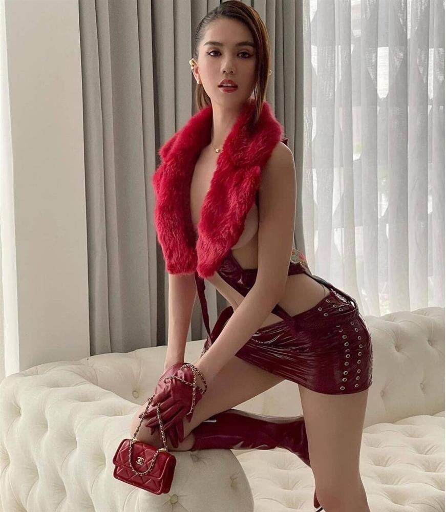 Ngọc Trinh chọn áo lót cùng màu da hoặc áo lót đồng màu với áo xuyên thấu