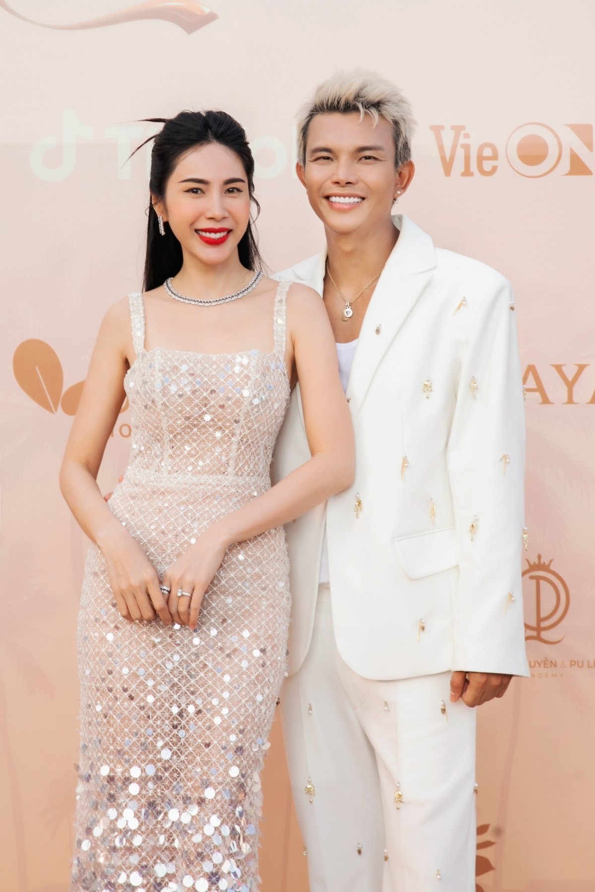 Sao Việt 'thiêu đốt' show Đỗ Long: Lệ Quyên - H'Hen Niê hờ hững, Thiên Ân - Ngọc Châu đọ eo, Hari Won kín vẫn chặt chém 6 Sao Việt 'thiêu đốt' show Đỗ Long: Lệ Quyên - H'Hen Niê hờ hững, Thiên Ân - Ngọc Châu đọ eo, Hari Won kín vẫn chặt chém 6
