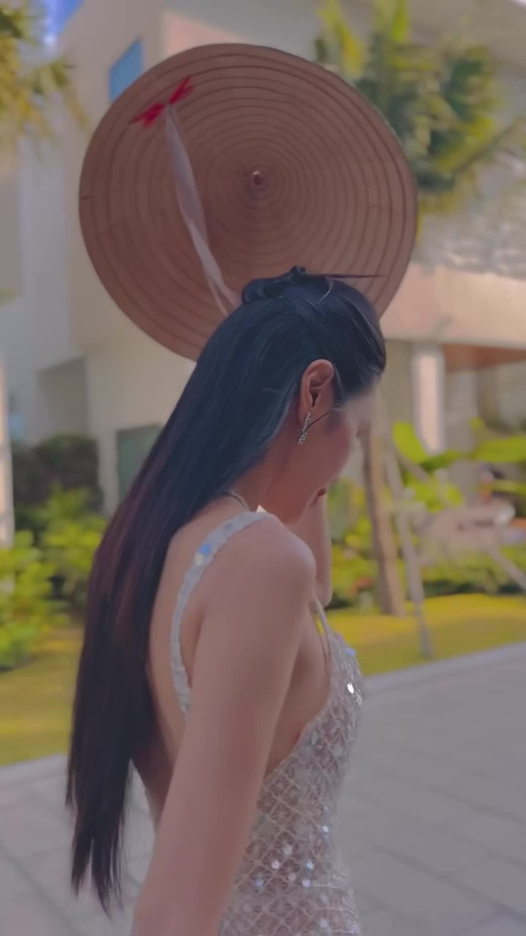 Lên đồ lồng lộn dự show của Đỗ Long, Thủy Tiên lại giản dị che nón lá: Chính chủ vén màn lý do - Ảnh 1