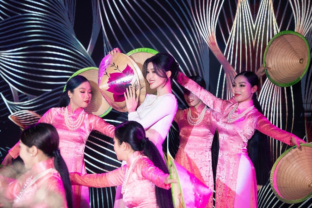 Phương Nhi nhẹ nhàng trong tà áo dài