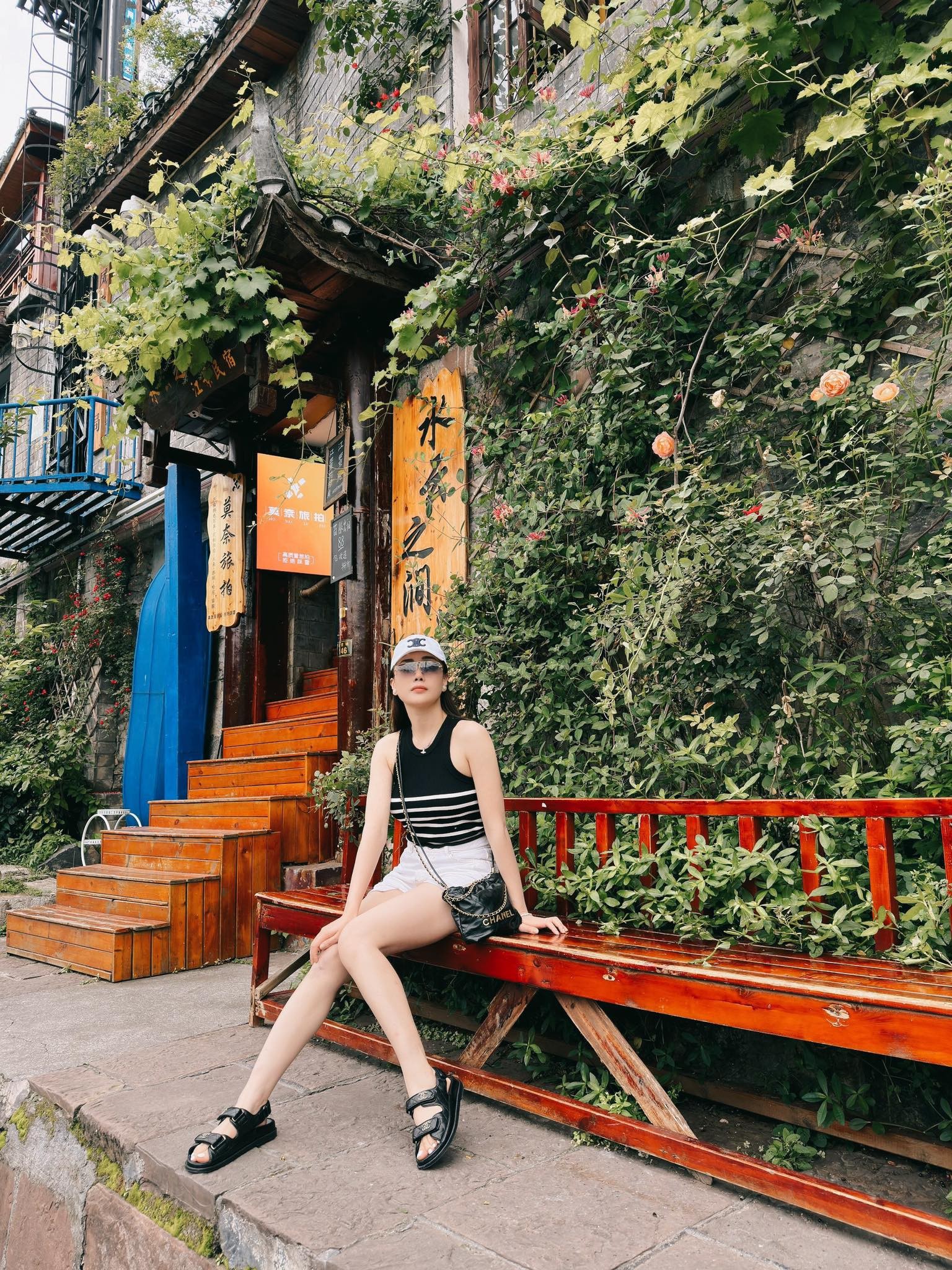 Phương Oanh tham quan nhiều địa điểm nổi tiếng