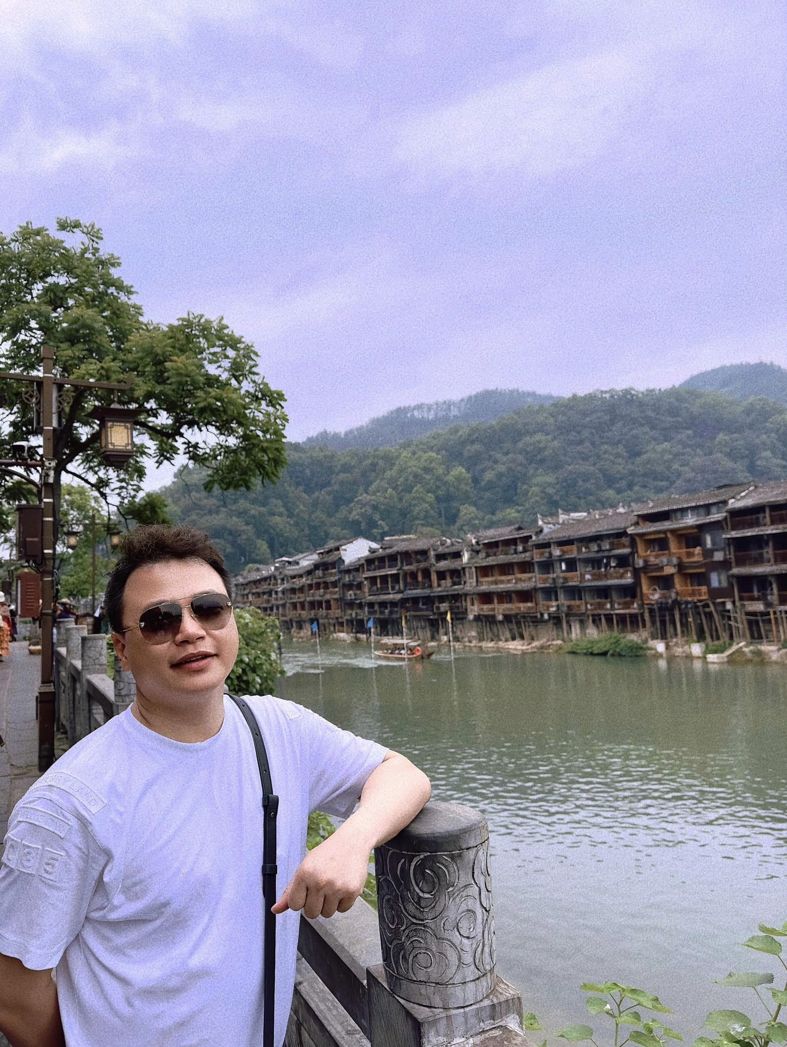 Shark Bình cũng từng chia sẻ hình ảnh tham quan tại Trung Quốc