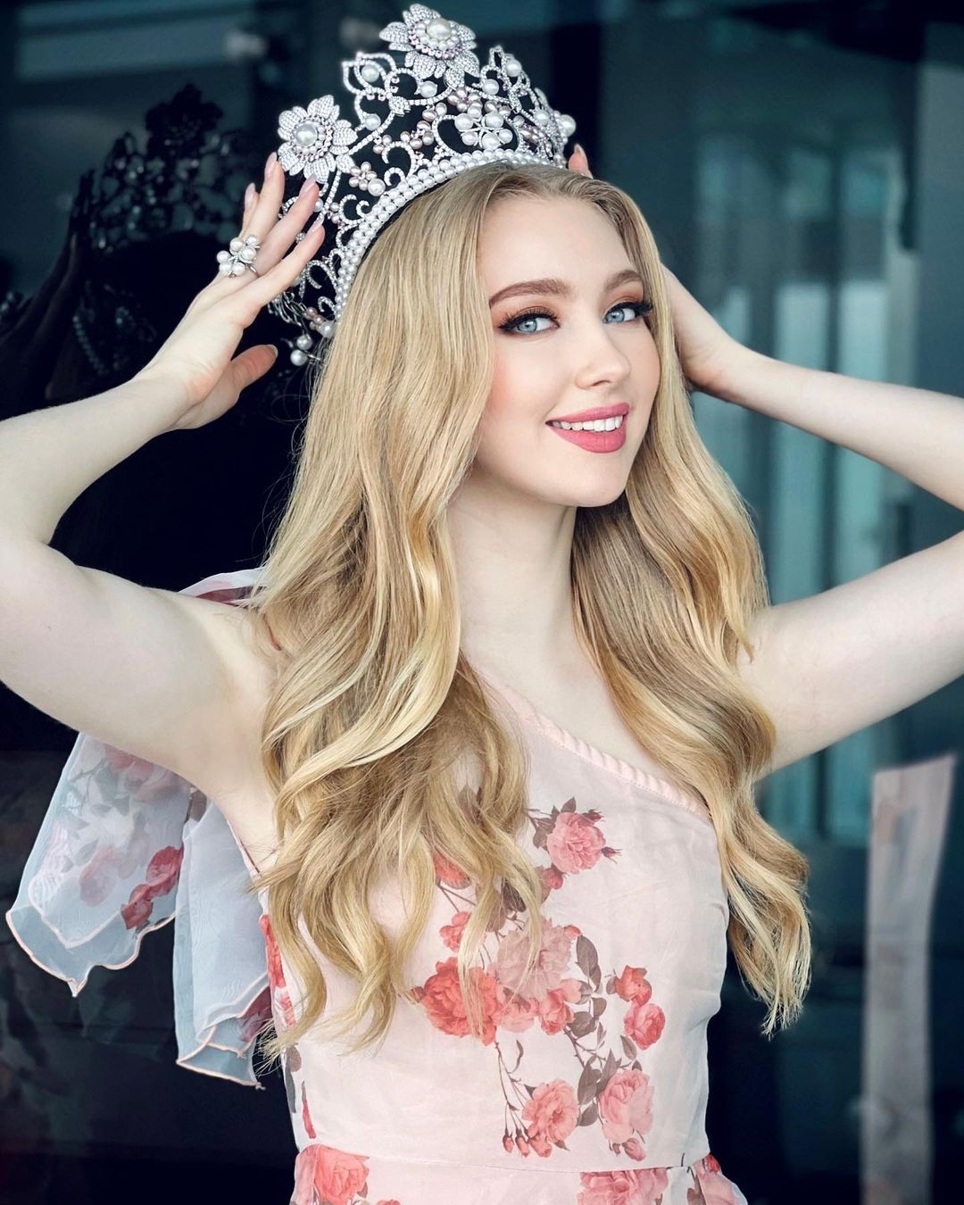 Những đường nét thanh tú trên gương mặt mang đến cho Jasmin Selberg vẻ sang trọng, kiêu sa 