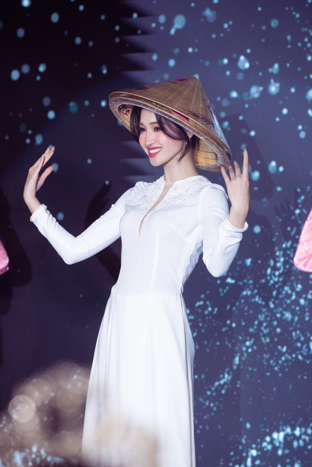 Video: Phương Nhi khoe vũ đạo đỉnh, tài sắc có đủ khiến dân mạng đòi 'ụp crown' Miss International - Ảnh 2