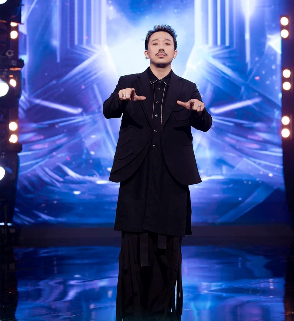 Tạo hình của Trấn Thành khi dẫn dắt Rap Việt