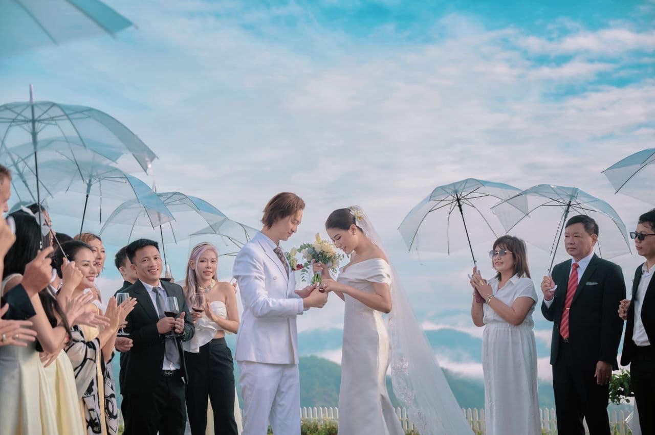 Tháng 2 năm ngoái, Trang Trần được ông xã tặng nhẫn kim cương. Hành động không báo trước của Louis đã khiến cô vô cùng xúc động.  Theo Trang Trần nhận xét, chồng cô tuy không đẹp trai nhất, không giàu nhất, không phải kiểu người làm cho cô phát điên nhất nhưng anh là người luôn ở bên khi cô gặp chuyện, lúc nguy khốn và cả lúc ẩm ương đàn bà.