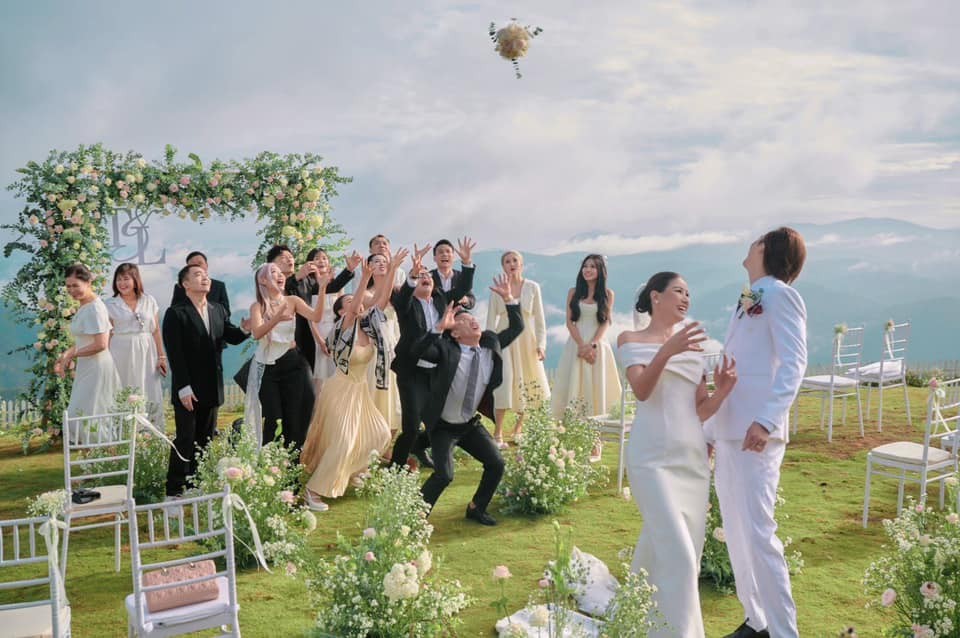 Là một trong những người bạn thân thiết của cô dâu Trang Trần, Dược Sĩ Tiến khoe vẻ bảnh bao trong trang phục tông đen. Anh là người may mắn nhận được hoa cưới - 'vía' may mắn trong vấn đề tình cảm.