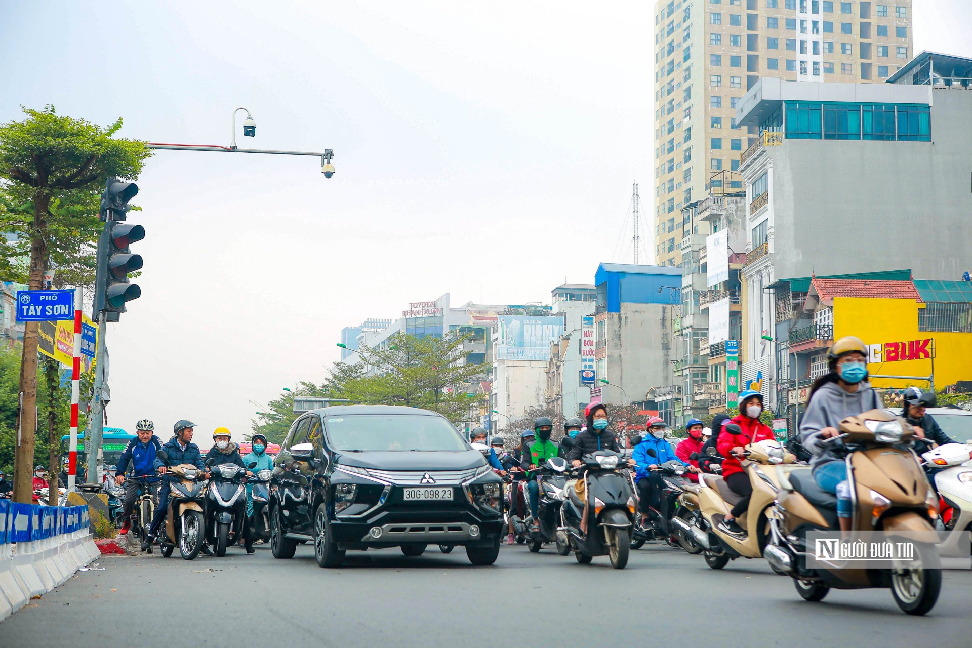 Ban Bí thư yêu cầu siết chặt trật tự, kỷ cương, xử lý nghiêm minh mọi hành vi vi phạm pháp luật về giao thông (Ảnh: Hữu Thắng). Ban Bí thư yêu cầu siết chặt trật tự, kỷ cương, xử lý nghiêm minh mọi hành vi vi phạm pháp luật về giao thông (Ảnh: Hữu Thắng). 