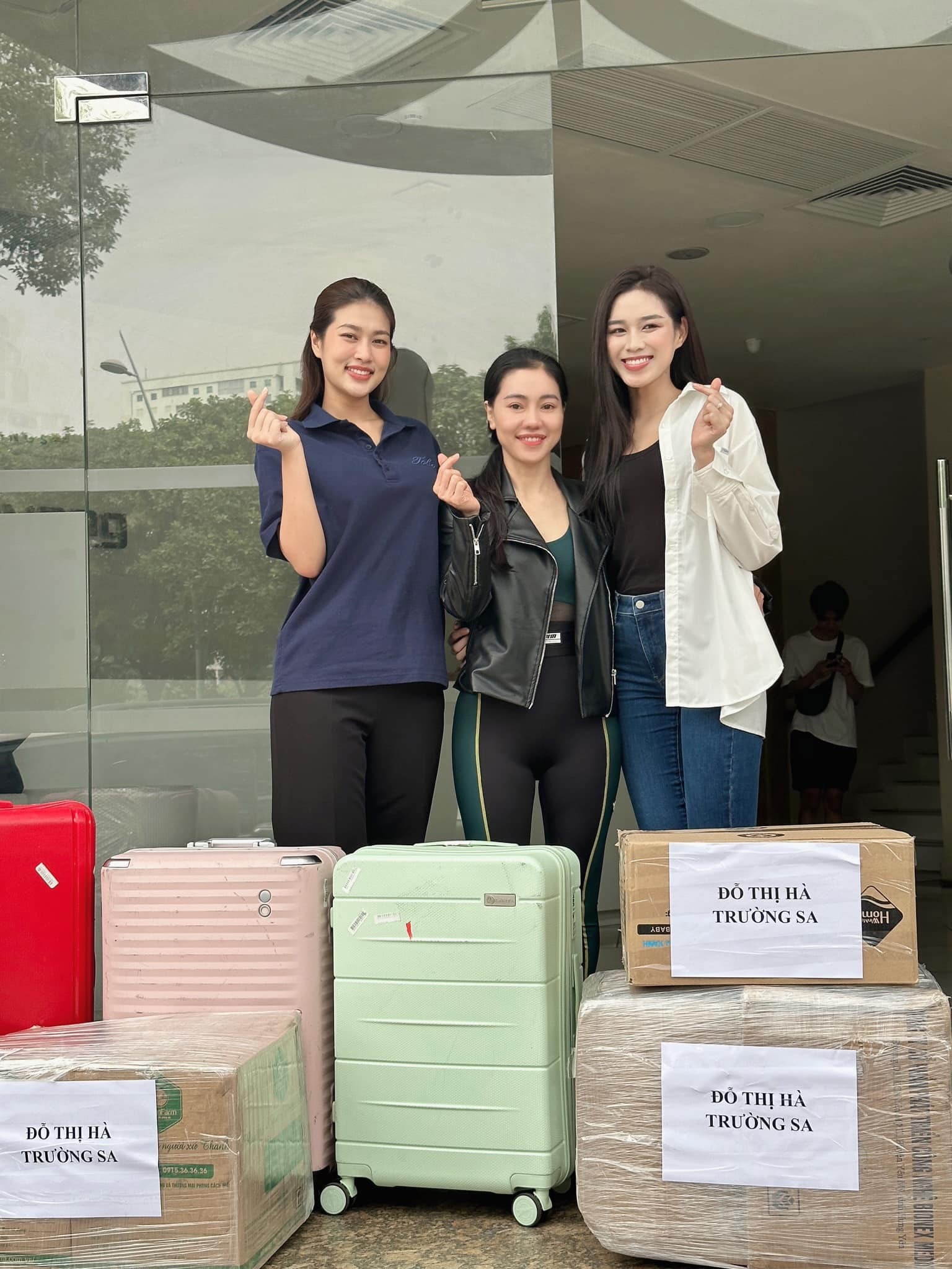 Hoa hậu Việt Nam 2020 - Đỗ Thị Hà và Hoa hậu Hòa bình Việt Nam 2022 - Đoàn Thiên Ân cùng bà Phạm Kim Dung rạng rỡ trước khi khởi hành