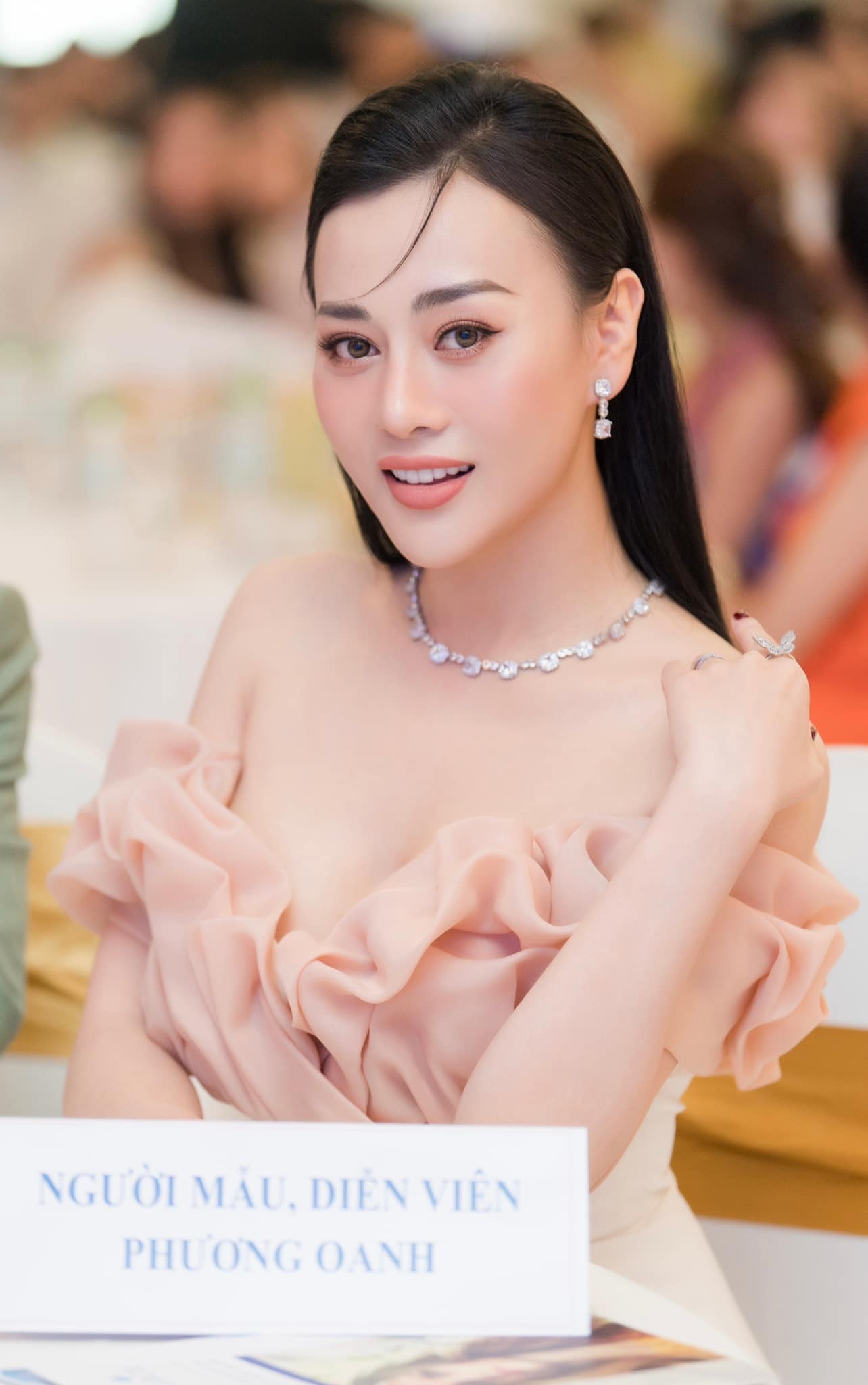 Nhan sắc của cô được khen ngợi mặn mà hơn so với trước đây