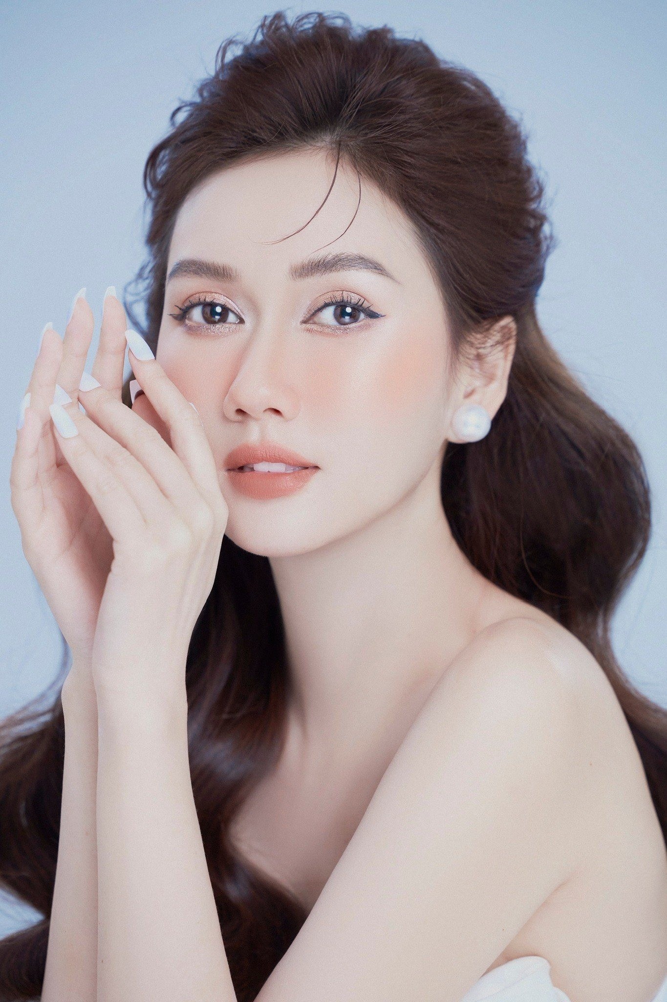 Tung khoảnh khắc cực tình bên nam thần kém tuổi, Hương Giang phản bác trước bình luận kém duyên - Ảnh 1