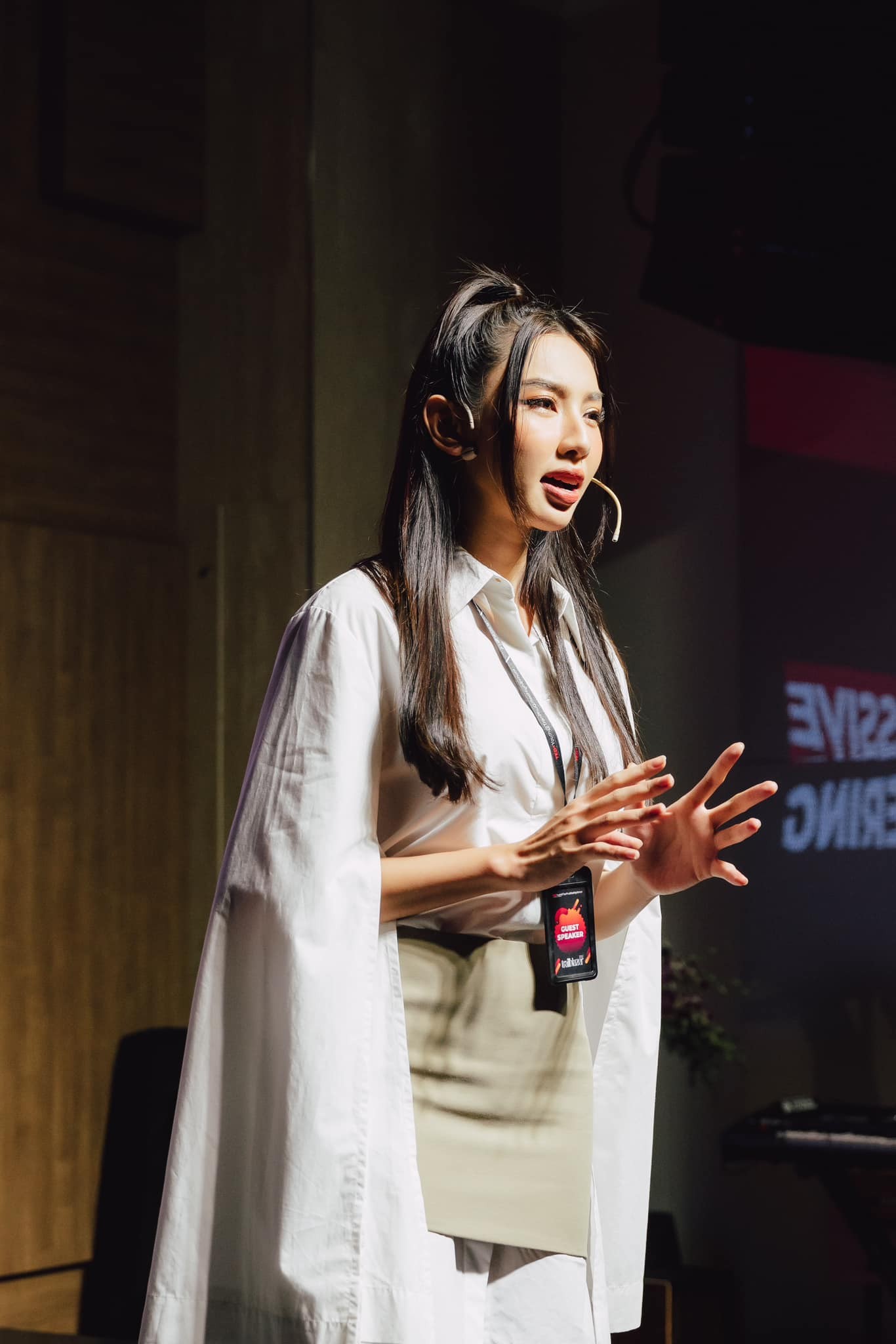 Chẳng xẻ bạo, Thùy Tiên dạo này ăn vận kín như hũ nút vẫn 'keo ly' vô cùng - Ảnh 7