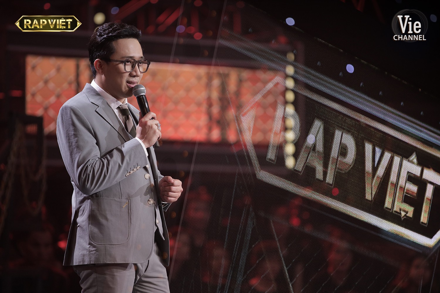 Trấn Thành xả loạt ảnh ở Rap Việt mùa 3, dân mạng ngỡ ngàng: 'Tắc kè hoa là đây' - Ảnh 4