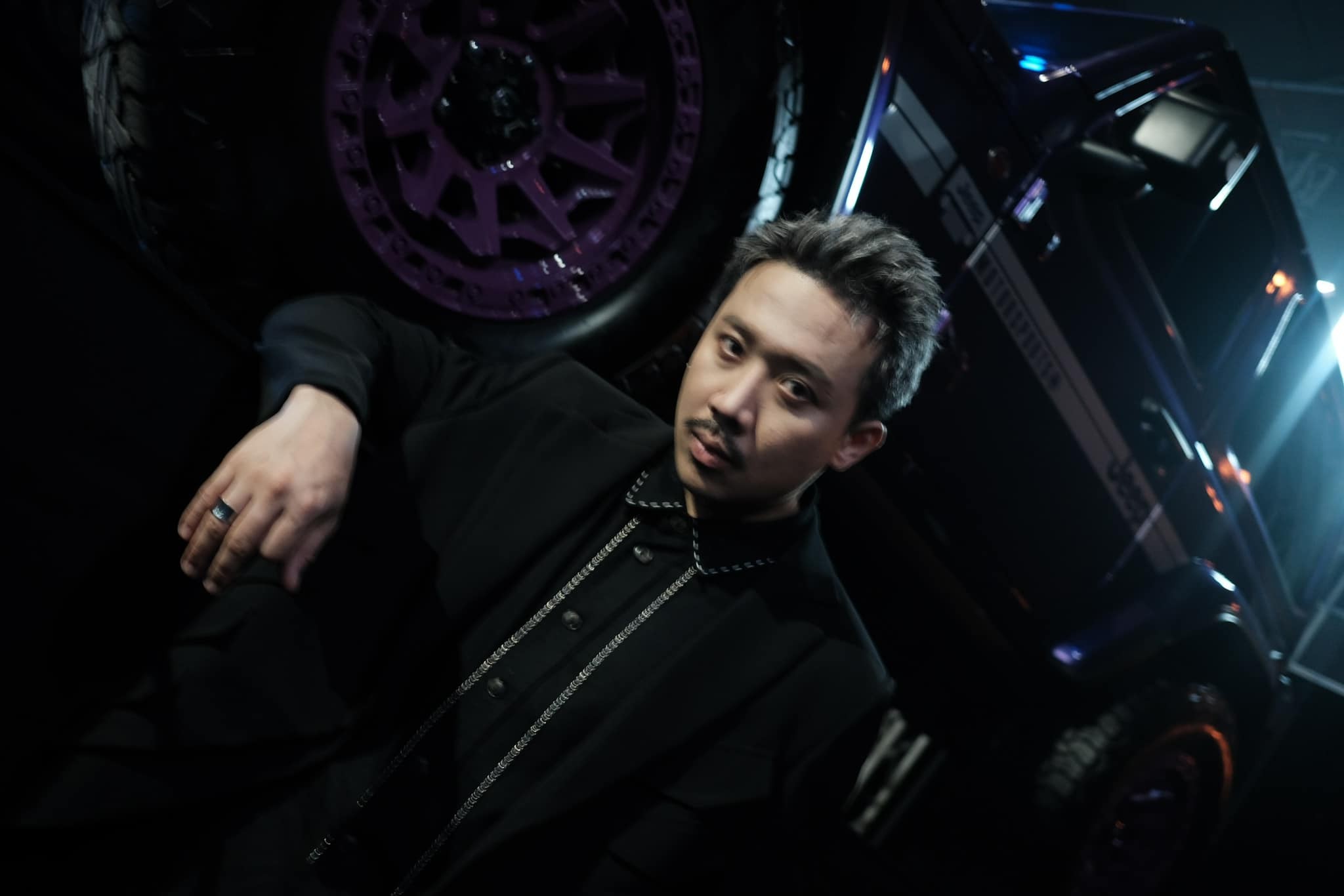 Gu thời trang độc đáo với mái tóc nhuộm light ấn tượng giúp ông xã Hari Won trở nên nổi bật