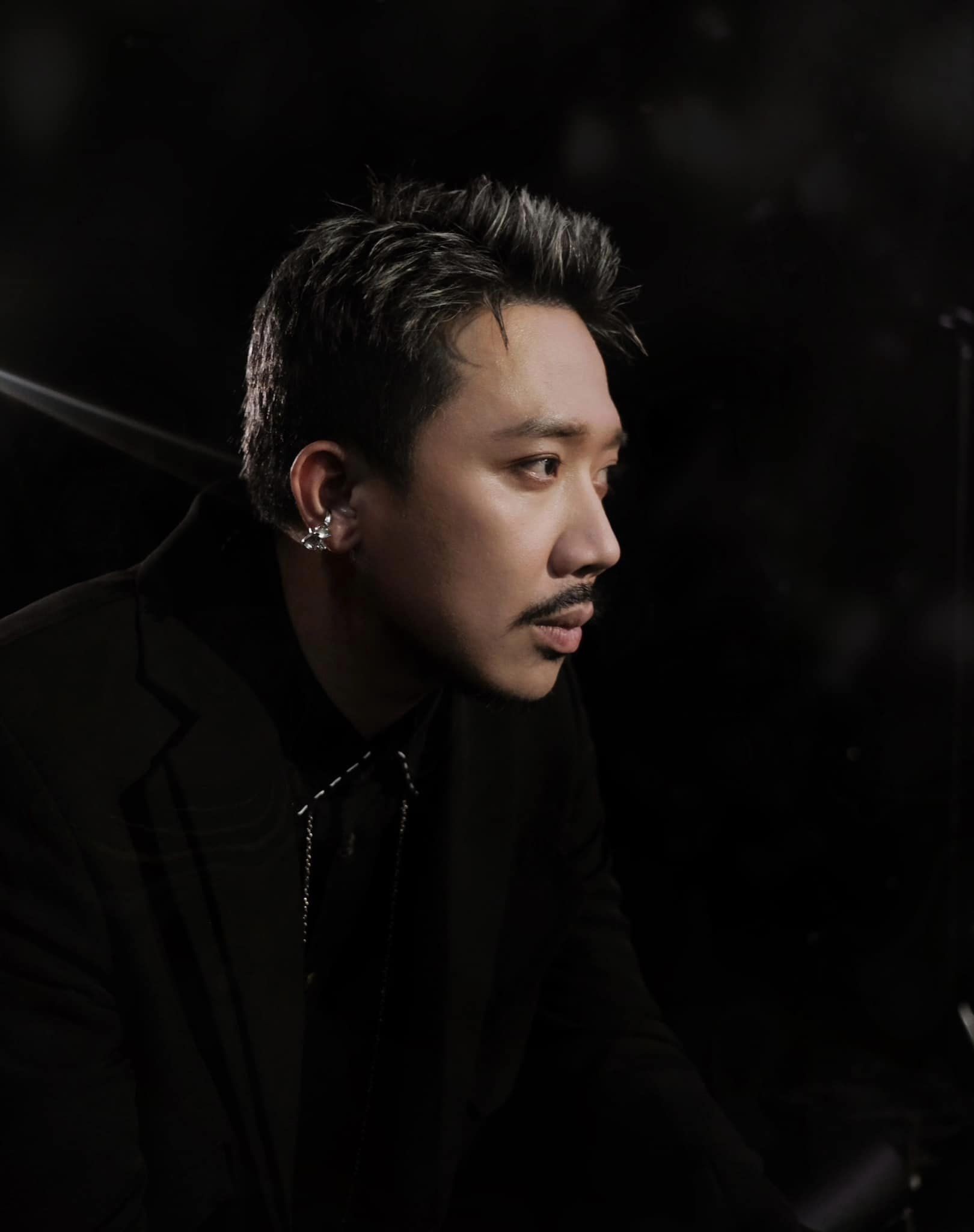 Trấn Thành xả loạt ảnh ở Rap Việt mùa 3, dân mạng ngỡ ngàng: 'Tắc kè hoa là đây' - Ảnh 1