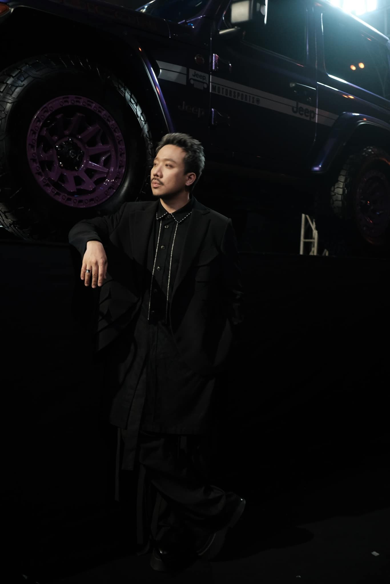 Trấn Thành xả loạt ảnh ở Rap Việt mùa 3, dân mạng ngỡ ngàng: 'Tắc kè hoa là đây' - Ảnh 3