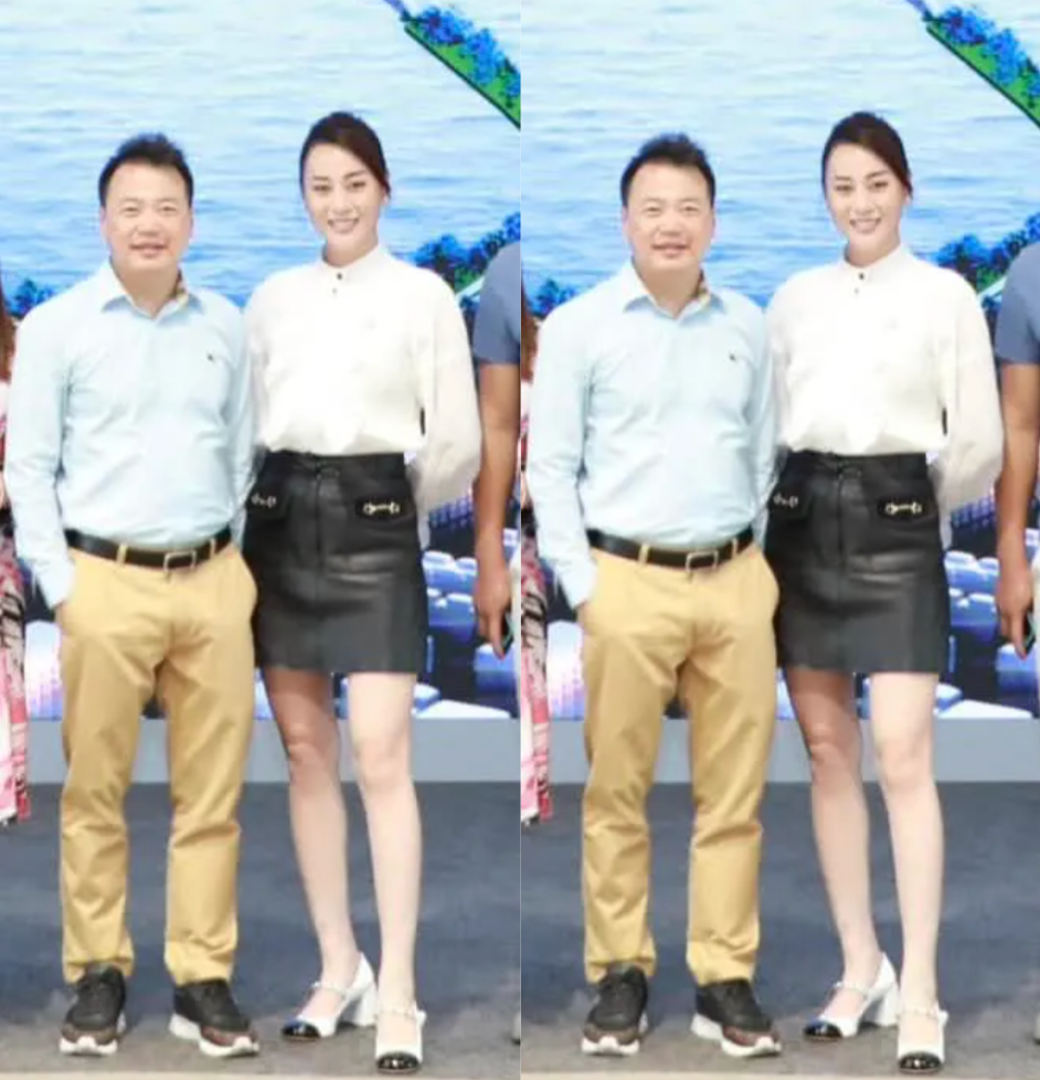 Phương Oanh thanh lịch với chân váy da cùng sơ mi trắng khi đi công tác