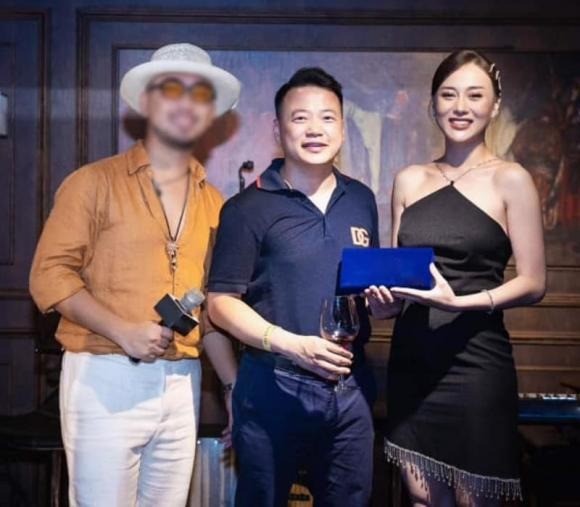 Phương Oanh biết cách chăm chút diện mạo mỗi khi xuất hiện bên Shark Bình. Phương Oanh biết cách chăm chút diện mạo mỗi khi xuất hiện bên Shark Bình.
