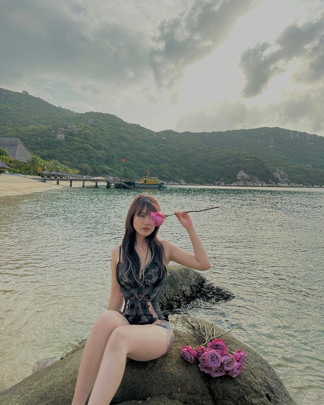 Linh Miu và gu mặc chuẩn 'tắc kè hoa': Lúc nàng thơ lúc lại kiệm vải gây ‘nhức mắt’ - Ảnh 1