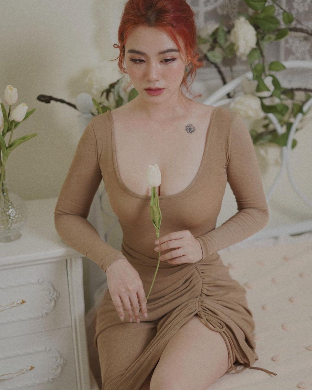 Linh Miu chủ yếu lăng xê những thiết kế tối giản nhưng nhiều khoảng hở, hoặc ôm sát hình thể