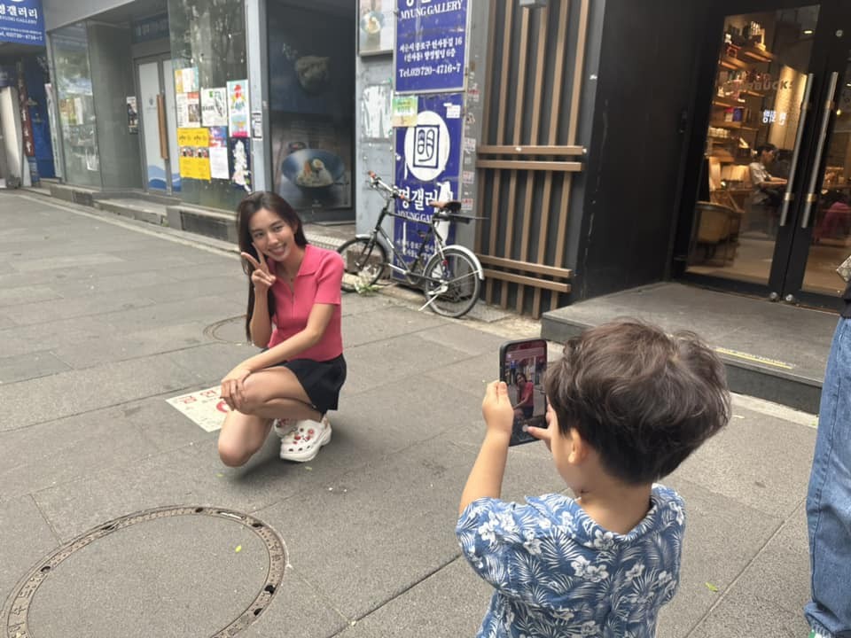 Con trai Hòa Minzy đảm nhận vai trò 'phó nháy' cho Thùy Tiên