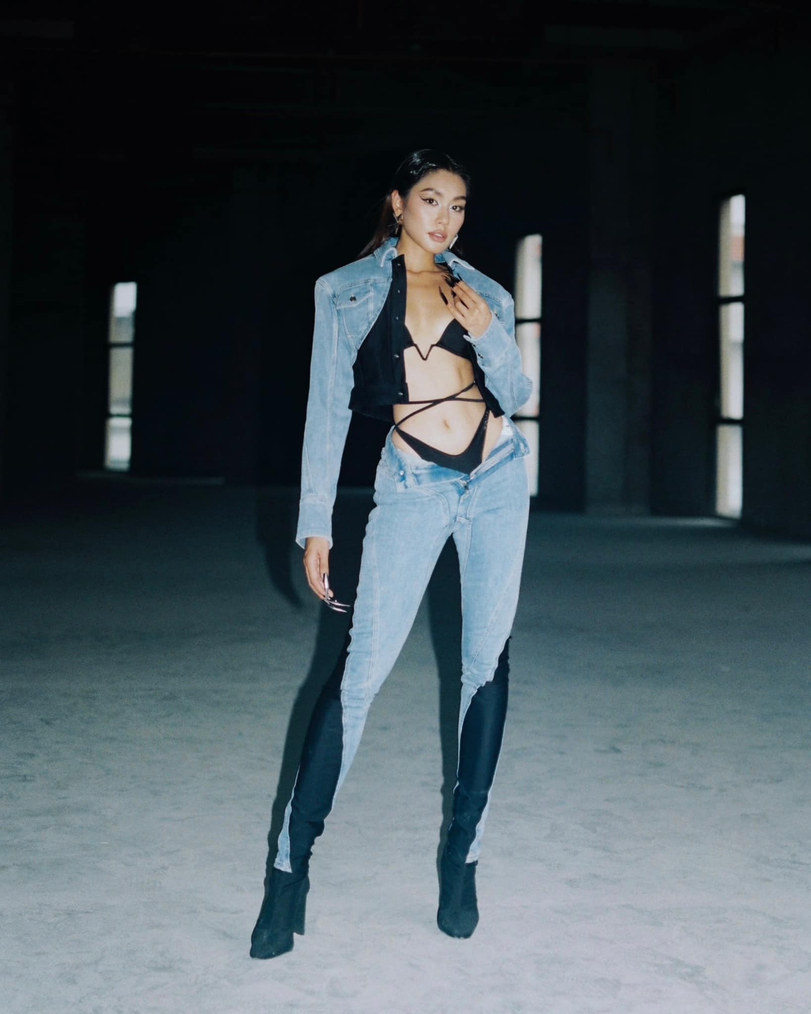 Thảo Nhi Lê sở hữu gu thời trang phóng khoáng, cô không ít lần diện trang phục kiệm vải, xuyên thấu, thậm chí 'bung' khuy quần để khoe dáng đỉnh