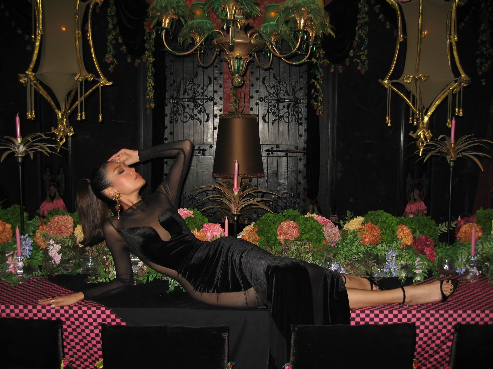 Từ xuống phố hay đi sự kiện, Thảo Nhi Lê đều dành sự ưu ái đặc biệt cho những kiểu áo xuyên thấu