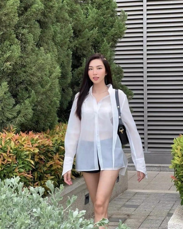 Thùy Tiên ghi điểm khi phối sơ mi xuyên thấu với bra-top đồng điệu Thùy Tiên ghi điểm khi phối sơ mi xuyên thấu với bra-top đồng điệu