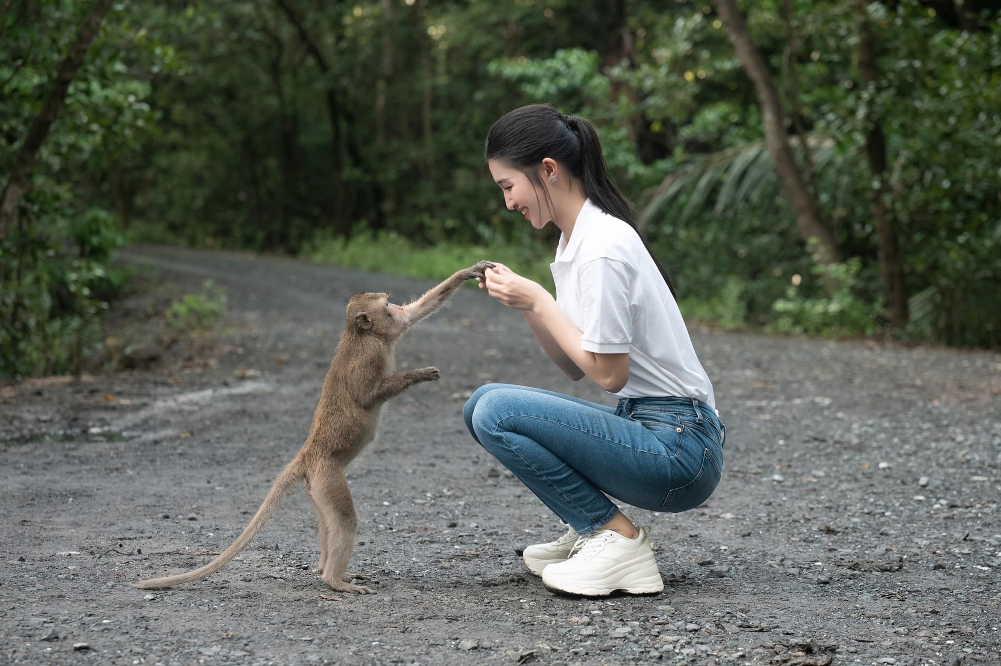 Phương Nhi ghi điểm trước thềm Miss International 2023, 'bà trùm hoa hậu' lẫn fan sắc đẹp tự hào - Ảnh 3