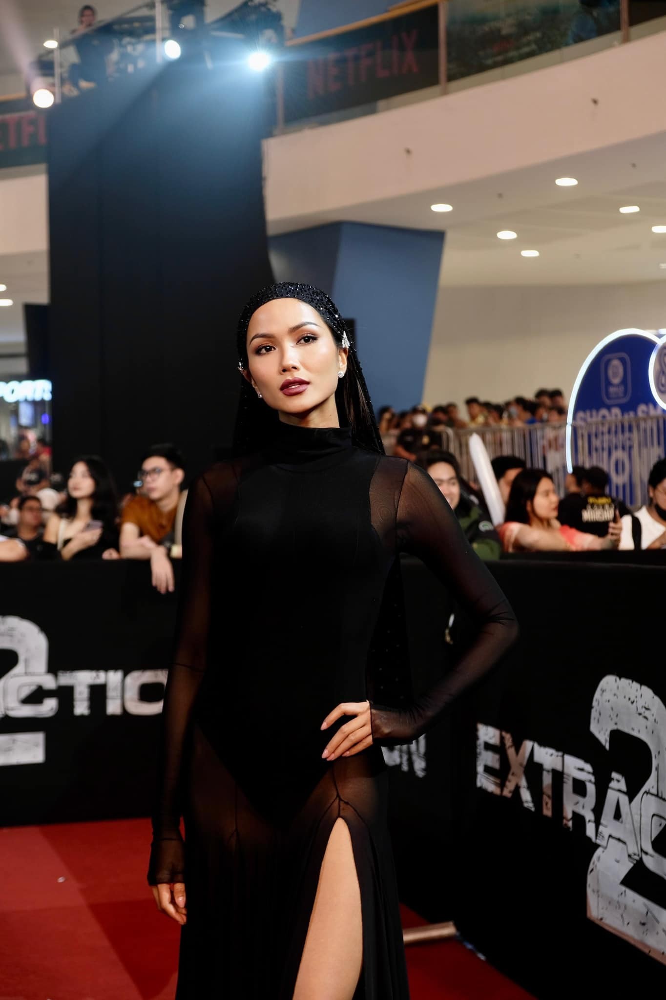 H'Hen Niê càn quét thảm đỏ ra mắt bộ phim Extraction 2