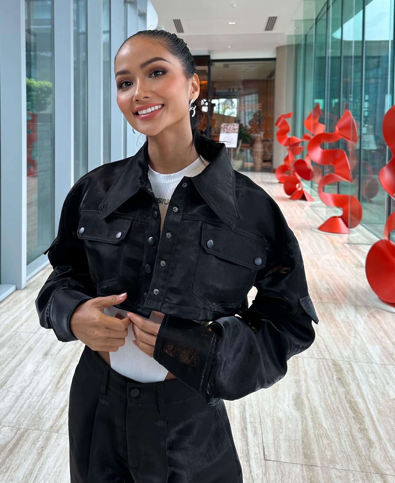 H'Hen Niê bắt trend diện đồ bơi xuống phố, sắc vóc đẹp như tạc tượng gây mê  - Ảnh 1