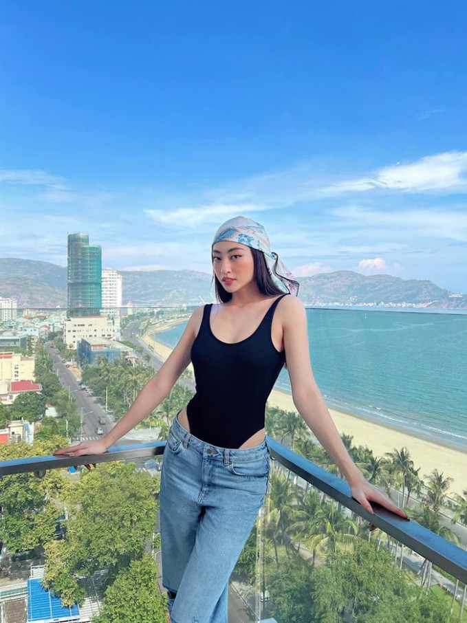 Lương Thùy Linh đỏm dáng nhờ công thức phối đồ áo tắm + quần jeans Lương Thùy Linh đỏm dáng nhờ công thức phối đồ áo tắm + quần jeans
