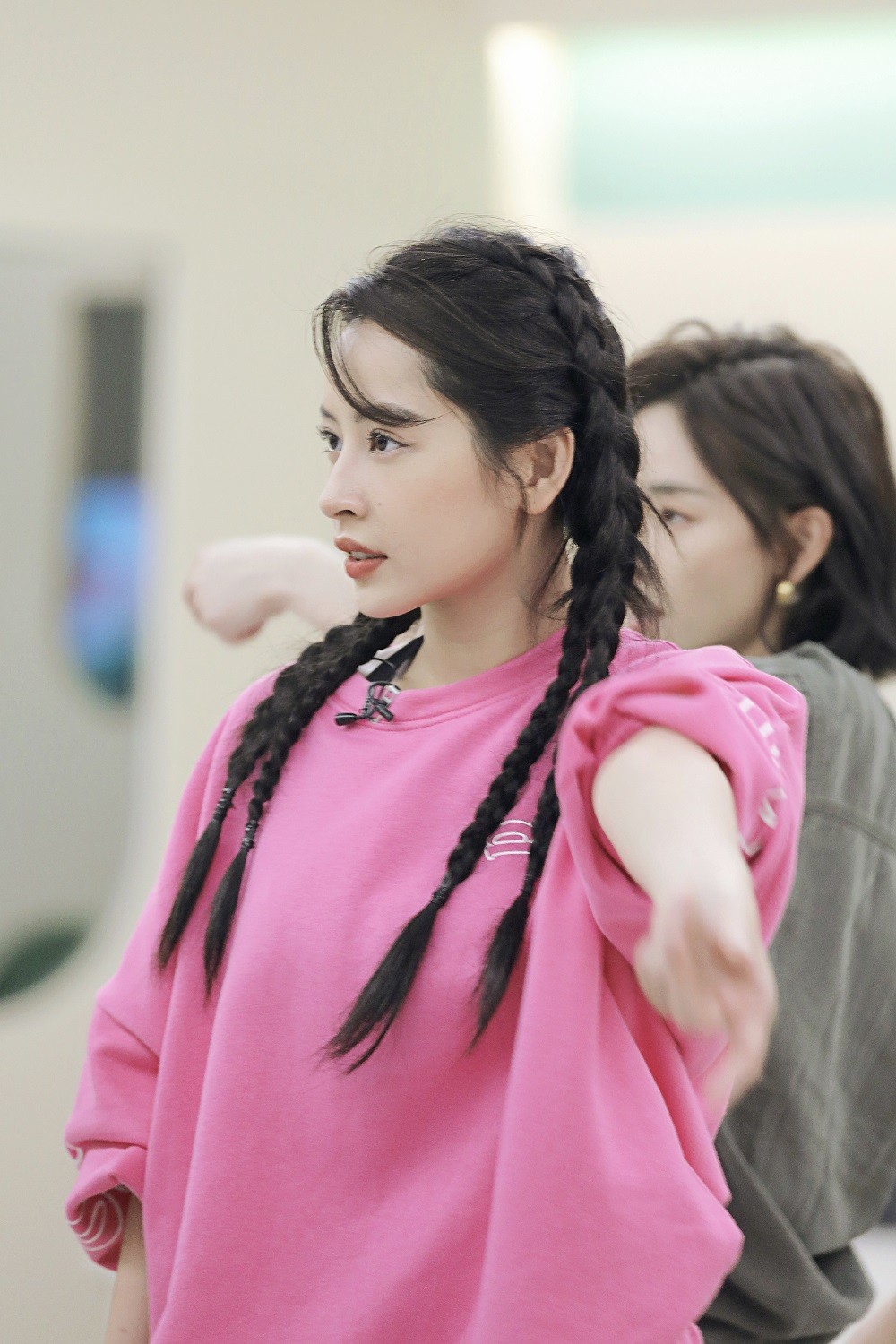 HOT: Show Tỷ Tỷ Đạp Gió Rẽ Sóng chính thức có bản Việt, hé lộ vai trò của Chi Pu  - Ảnh 1