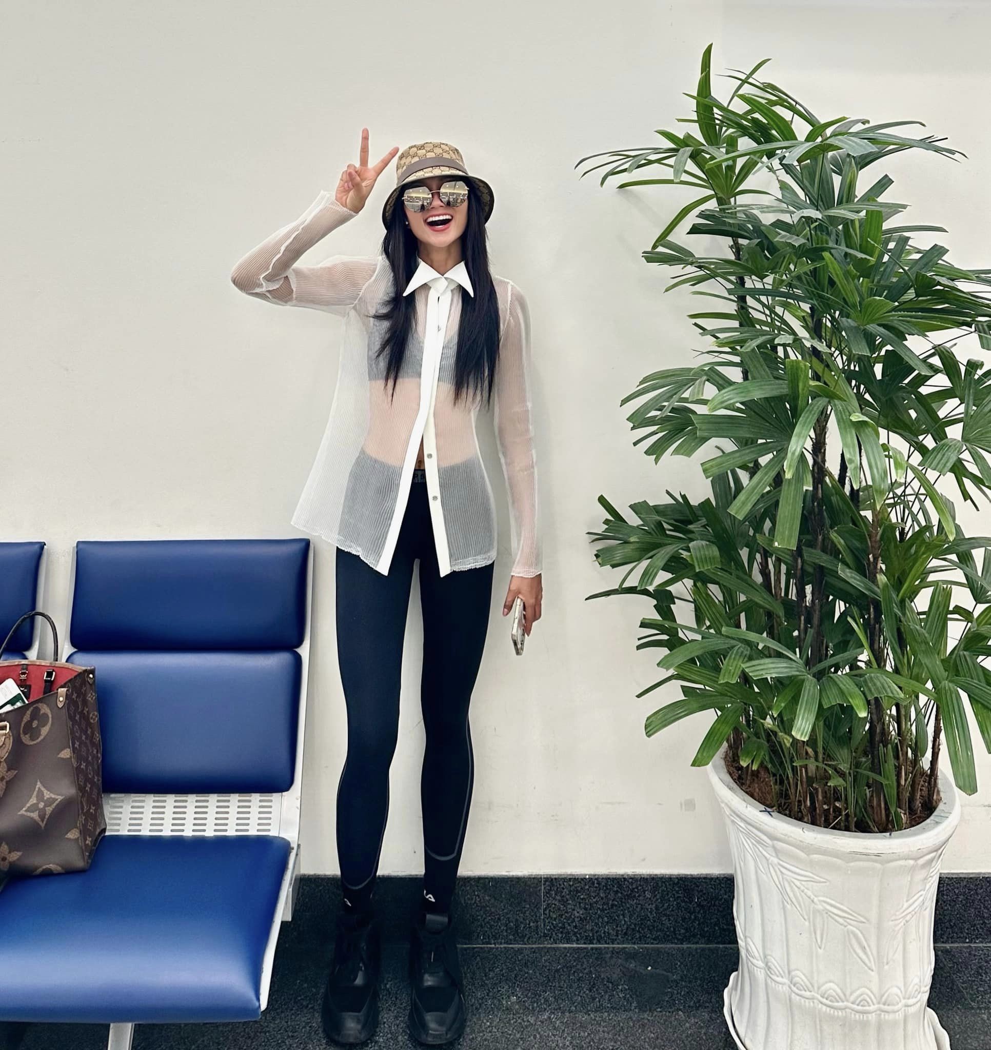 Thời trang sân bay của H'Hen Niê