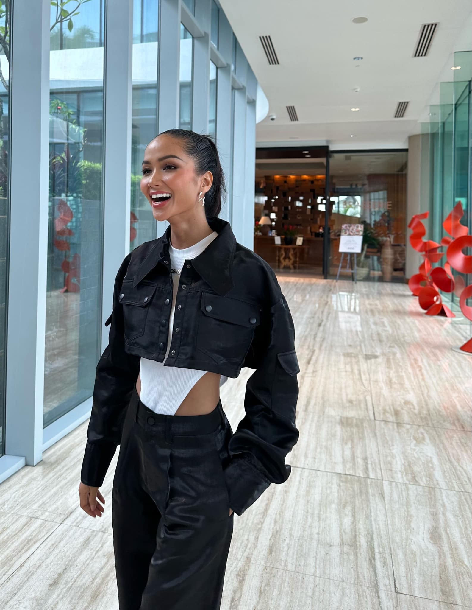 Thùy Tiên - H'Hen Niê tại Philippines: Người mặc bạo hết cỡ, người 'kín cổng cao tường' vẫn cuốn hút  - Ảnh 1