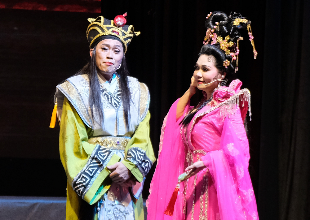 Hoài Linh diễn tại Pháp, anh được khán giả hải ngoại săn đón Hoài Linh diễn tại Pháp, anh được khán giả hải ngoại săn đón