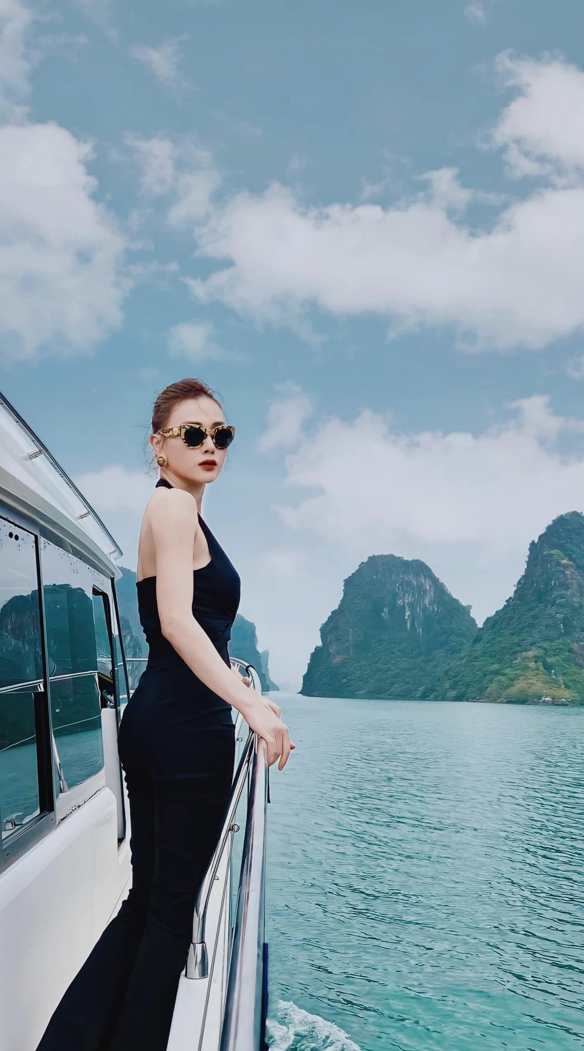 Nữ diễn viên được khen ngợi sang chảnh khi thả dáng trên du thuyền