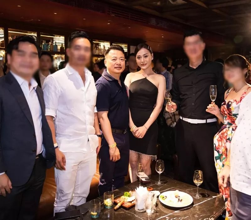 Shark Bình, Phương Oanh diện trang phục đồng điệu mỗi khi xuất hiện cùng nhau Shark Bình, Phương Oanh diện trang phục đồng điệu mỗi khi xuất hiện cùng nhau