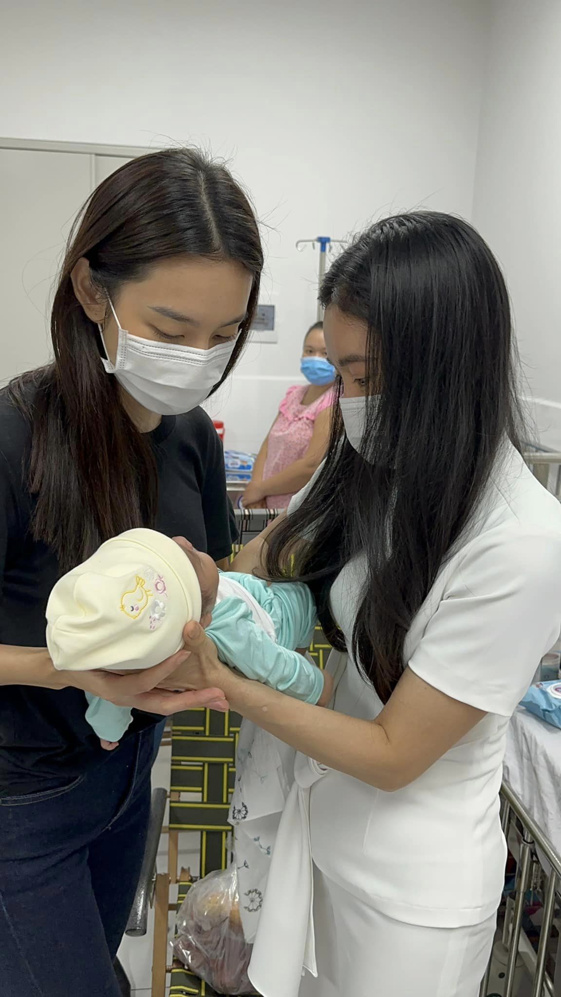 Thùy Tiên và 'bà trùm hoa hậu' Phạm Kim Dung tại Bệnh viện Nhi đồng I