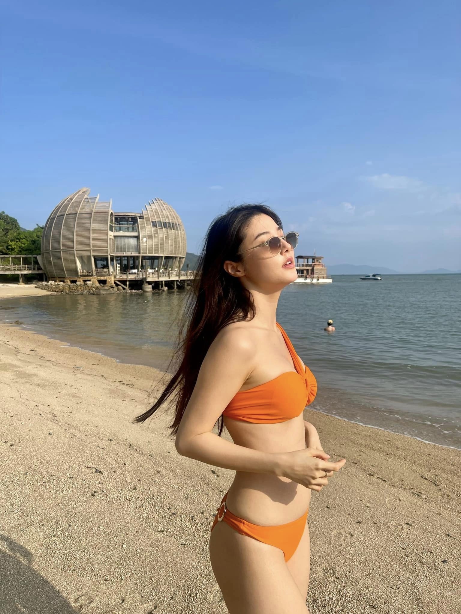 Diễm My 9x khoe dáng đẹp như tạc tượng tại biển Nha Trang